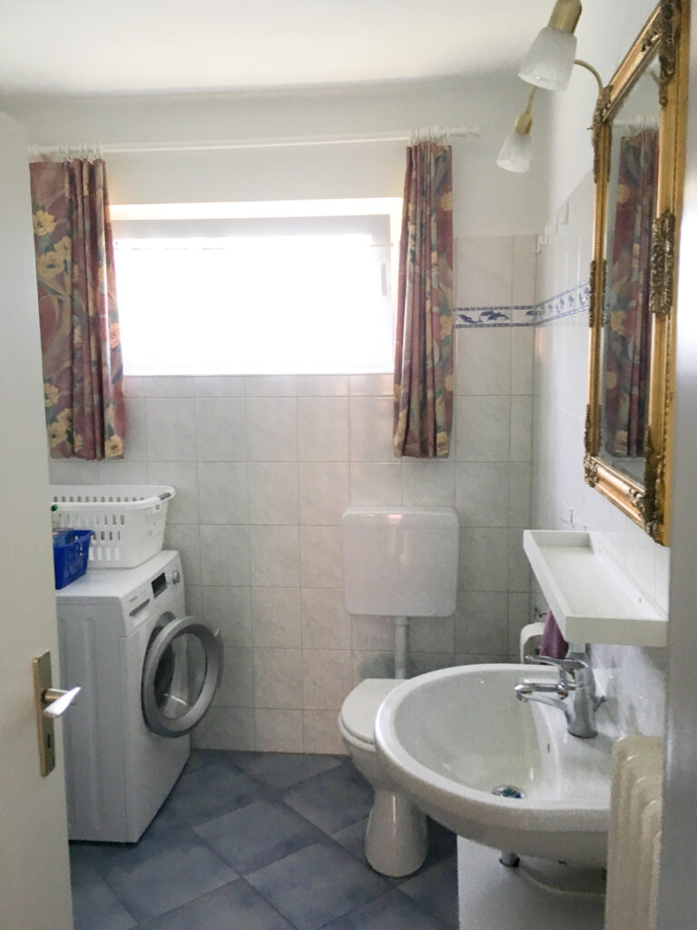 Duschbad mit WC und Waschmaschine