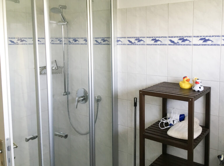 Duschbad mit WC und Waschmaschine